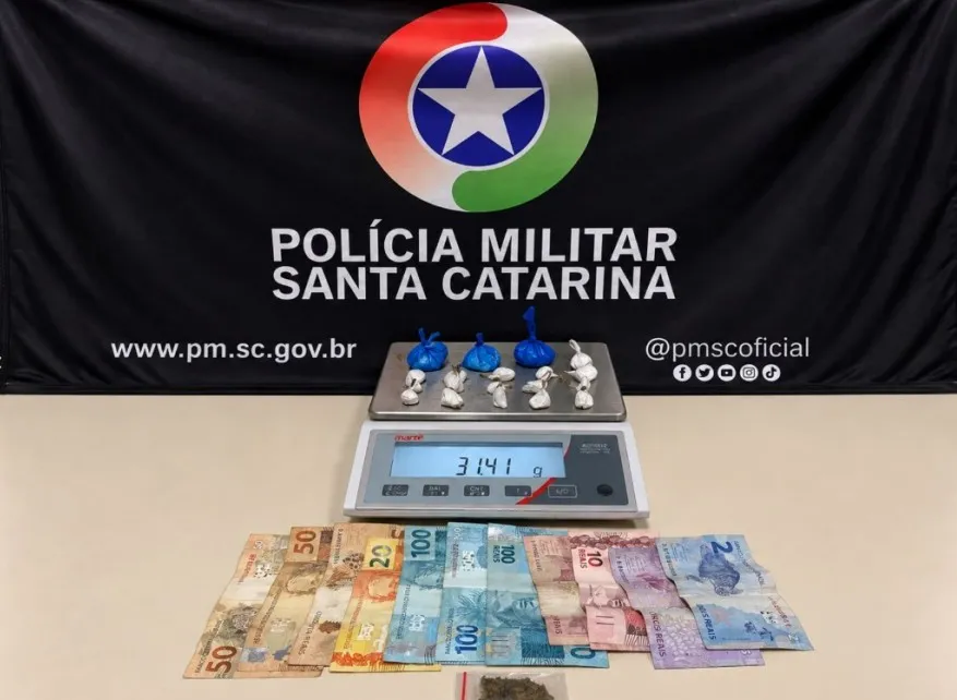 Adolescente de 17 anos é apreendido com cocaína e maconha após fugir de abordagem de trânsito no bairro Steffen, em Brusque