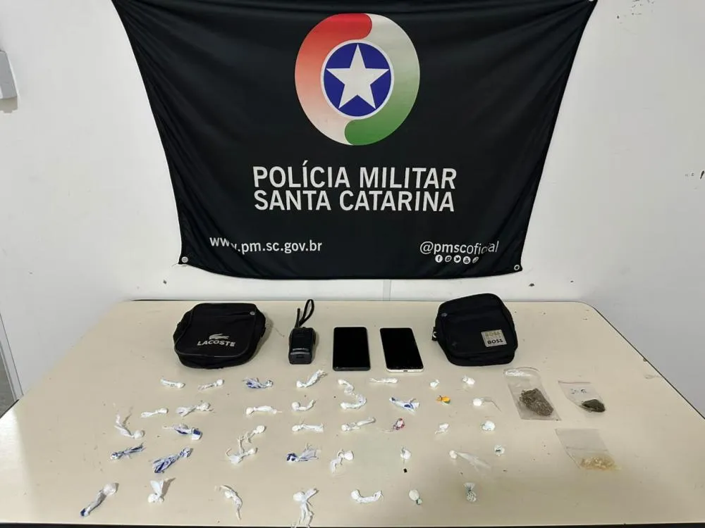 Jovem de 19 anos e dois adolescentes são levados à delegacia com drogas e rádios no bairro Ponta Aguda, em Blumenau