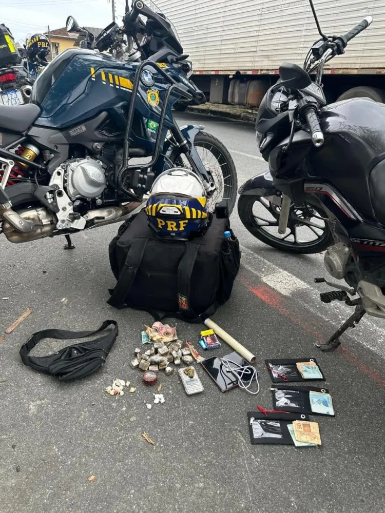 Motociclista foge da PRF e é preso com drogas na BR-470, em Gaspar