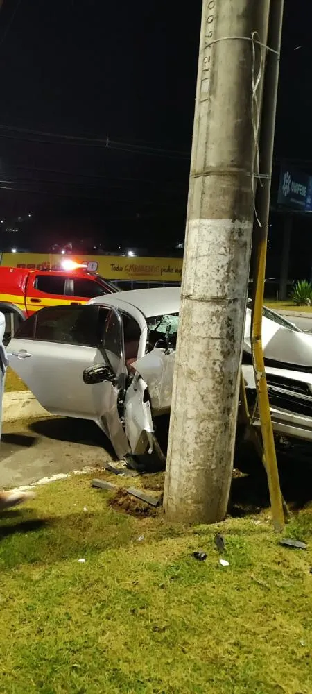 Carro bate contra poste em Gaspar e condutor não é encontrado no local