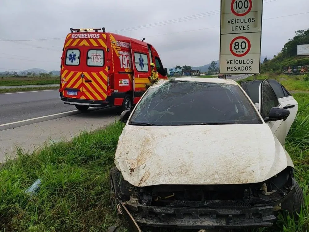 Mulher fica ferida após capotamento de carro na BR-470, em Gaspar