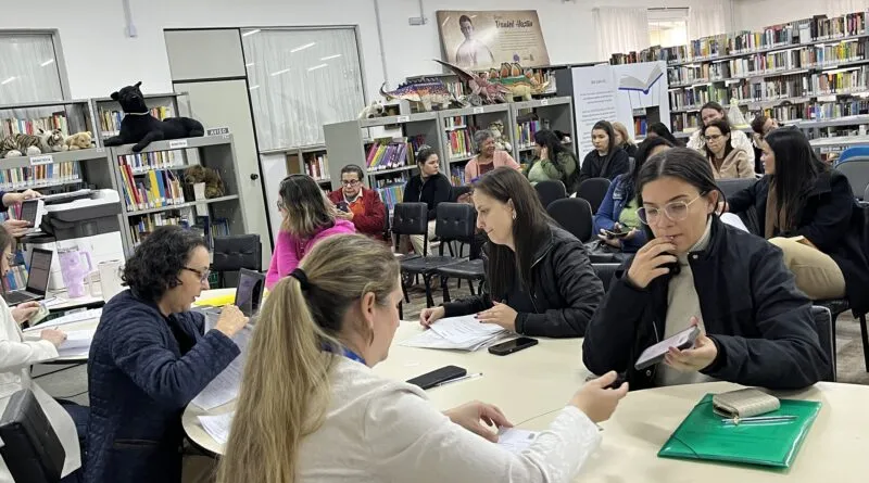 Gaspar abre chamada pública com oito vagas temporárias na Educação; salários chegam a R$ 5,4 mil