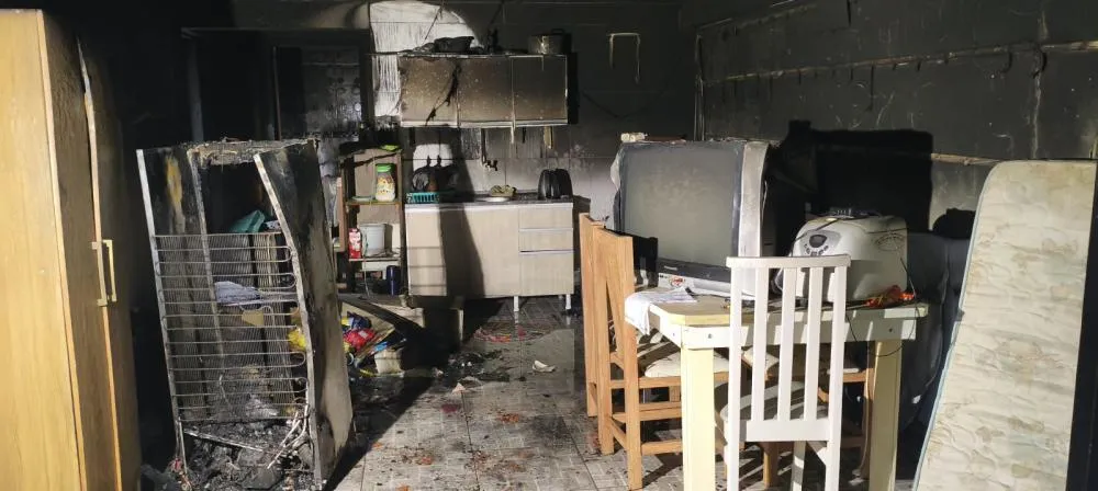 Incêndio atinge casa de dois andares e mobiliza bombeiros no Alto Vale