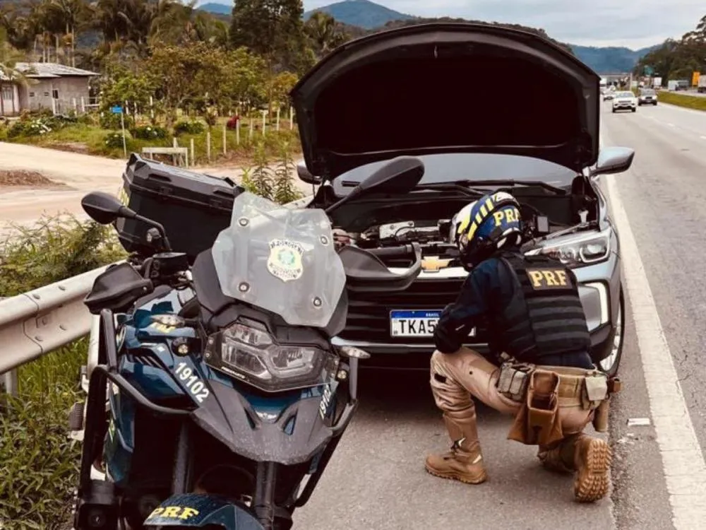 Motorista é preso pela PRF com carro clonado e registro de roubo na BR-470, em Navegantes