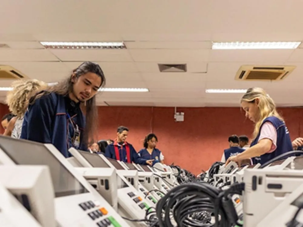 Urnas eletrônicas começam a ser preparadas para o segundo turno das eleições em SC