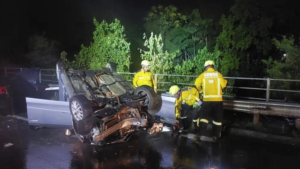 Dois jovens de 18 anos morrem em colisão entre carros no bairro Badenfurt, em Blumenau