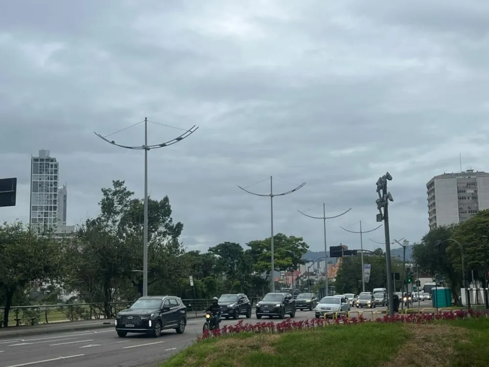 Quarta-feira tem céu nublado e chuva fraca e isolada, com pausas ao longo do dia em Blumenau