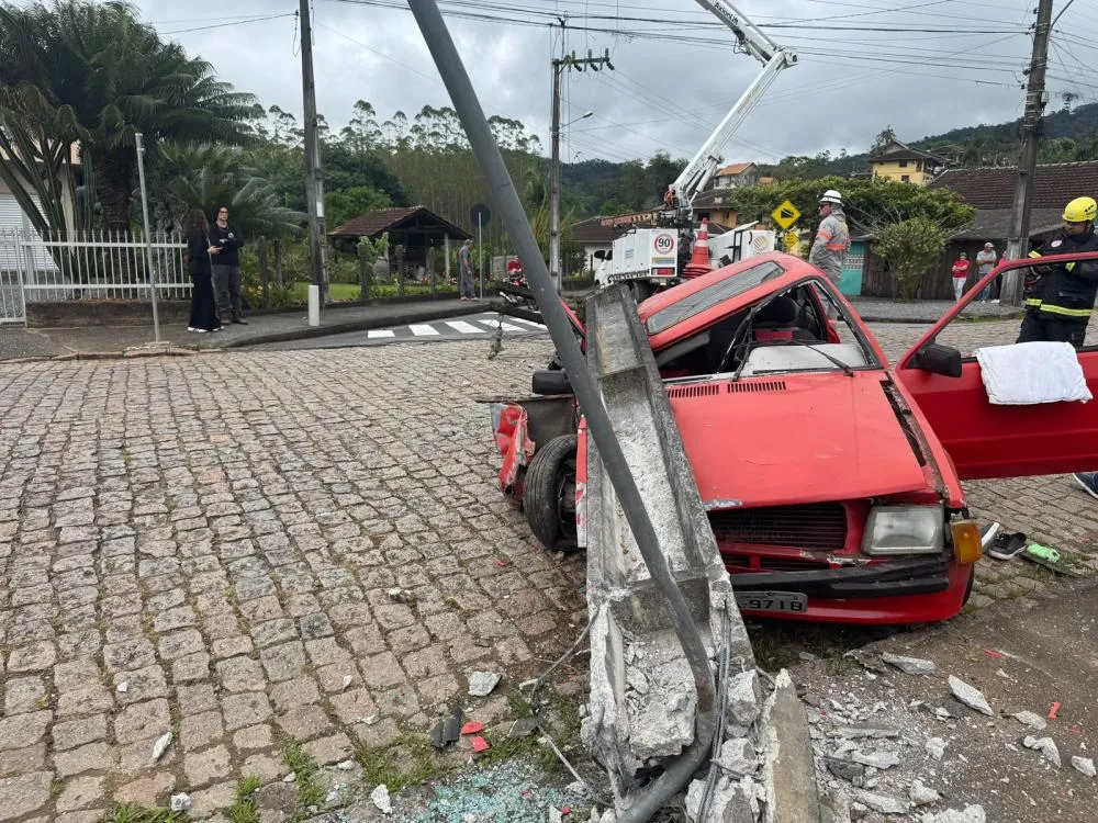 Carro fica destruído após bater contra poste em Pomerode; duas pessoas ficaram feridas