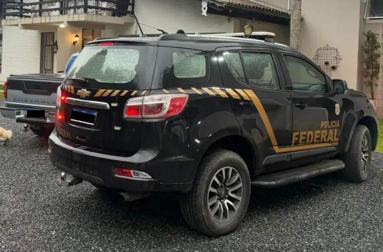 Operação São Silvestre: PF cumpre mandados em Blumenau, Pomerode, Indaial e Rio do Sul contra suposta pirâmide financeira com criptomoedas