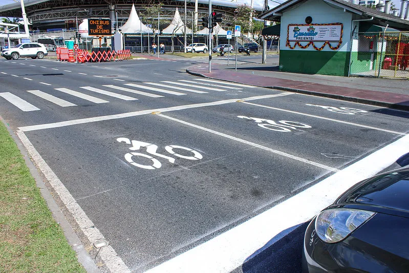 Doze cruzamentos de Blumenau recebem áreas de espera para motociclistas