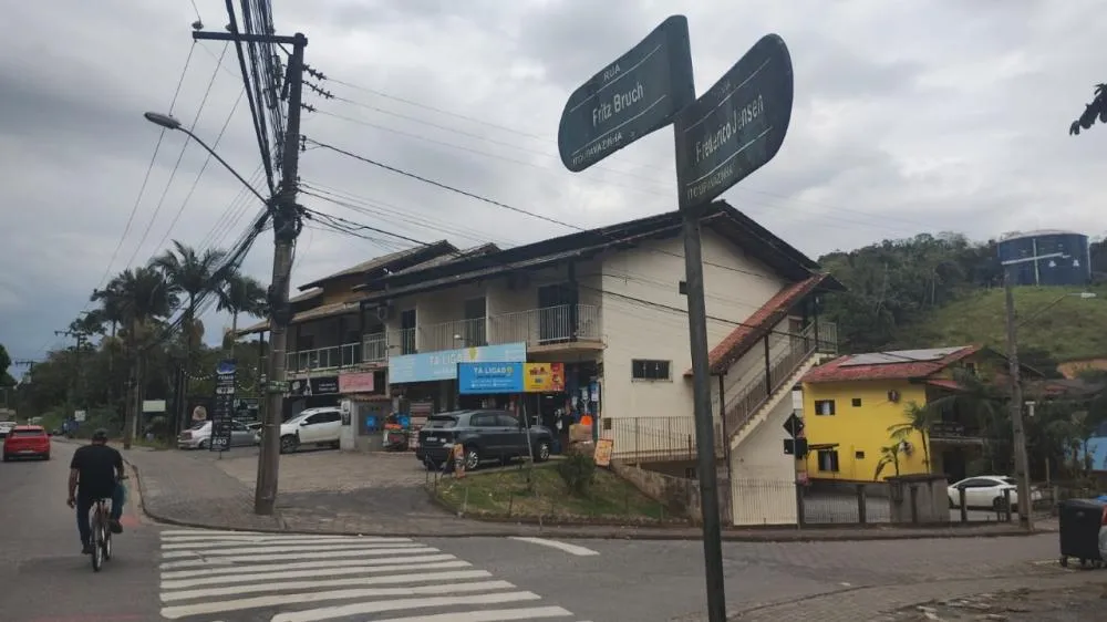Obra de instalação de adutora afeta trânsito na Rua Frederico Jensen, em Blumenau
