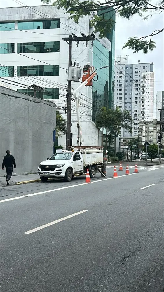 Acidente com caminhão e cabos de telefonia deixa cerca de 10 mil clientes sem energia em Blumenau