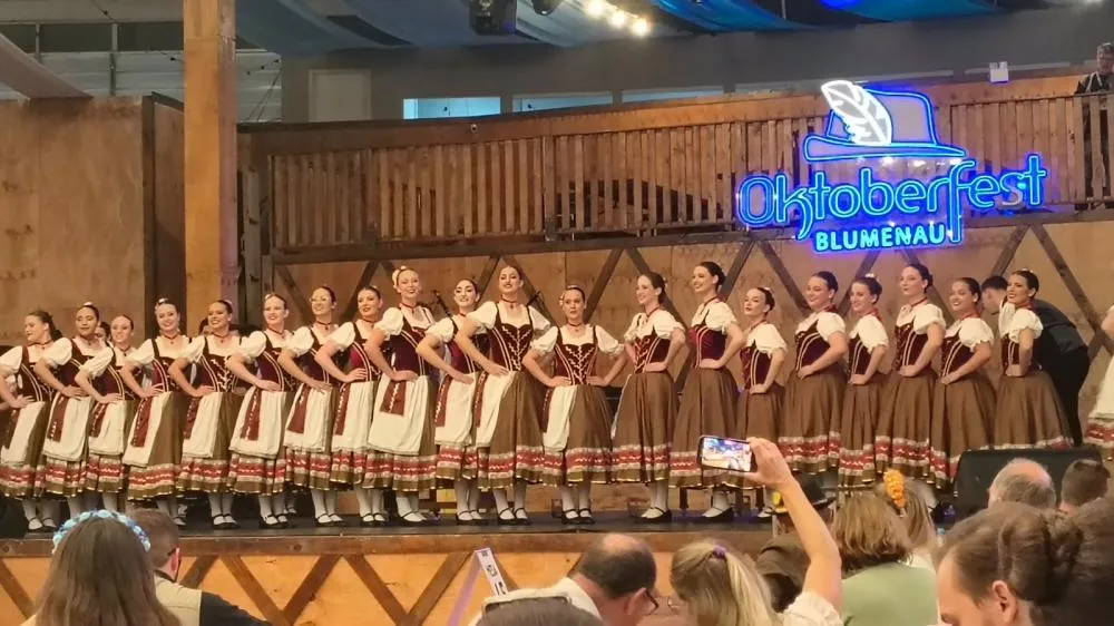 Arte Circular vence Festival de Danças Germânicas pela segunda vez na Oktoberfest Blumenau