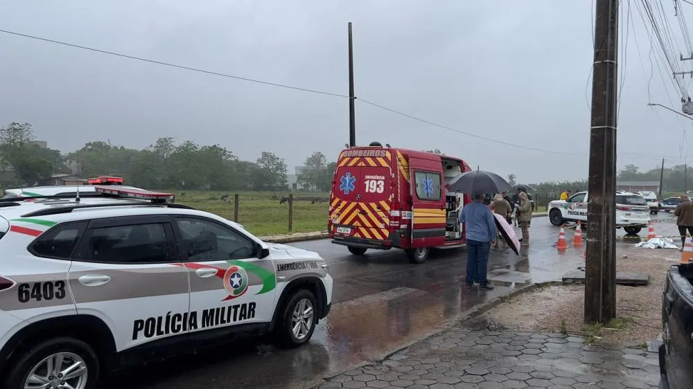 Homem que perturbava comércios e foi até escola morre após avançar contra policiais com faca em Tijucas