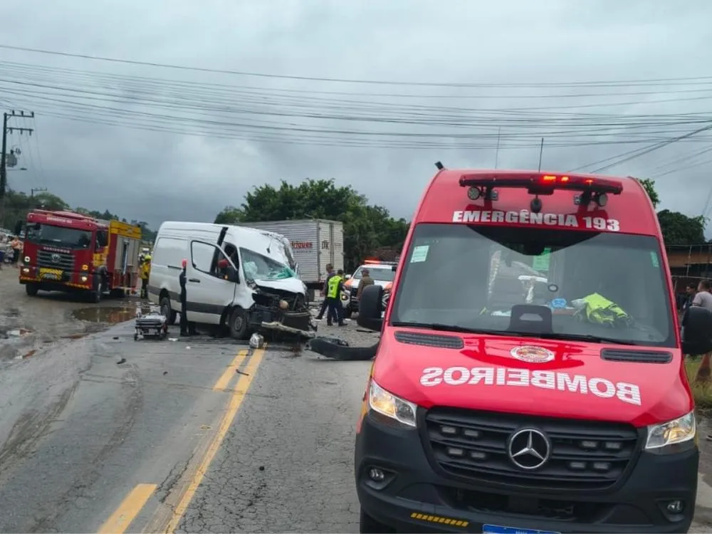 Baitda de frente entre van e caminhão deixa motoristas feridos na BR-470, em Blumenau