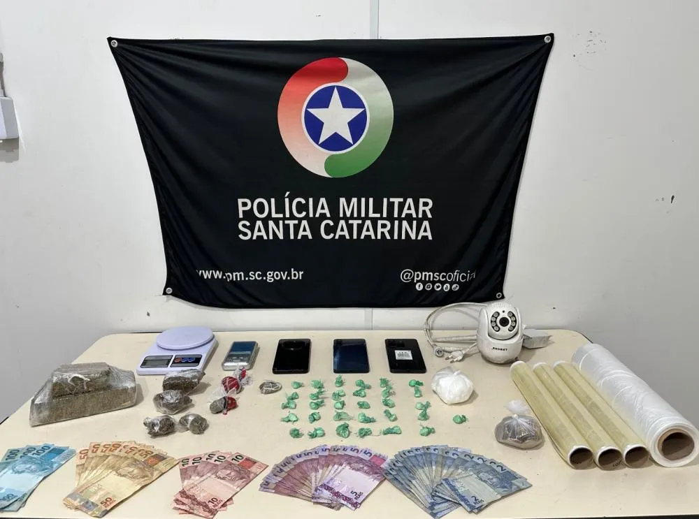 Cão de faro localiza maconha e cocaína em casa no Testo Salto, em Blumenau; duas mulheres são presas