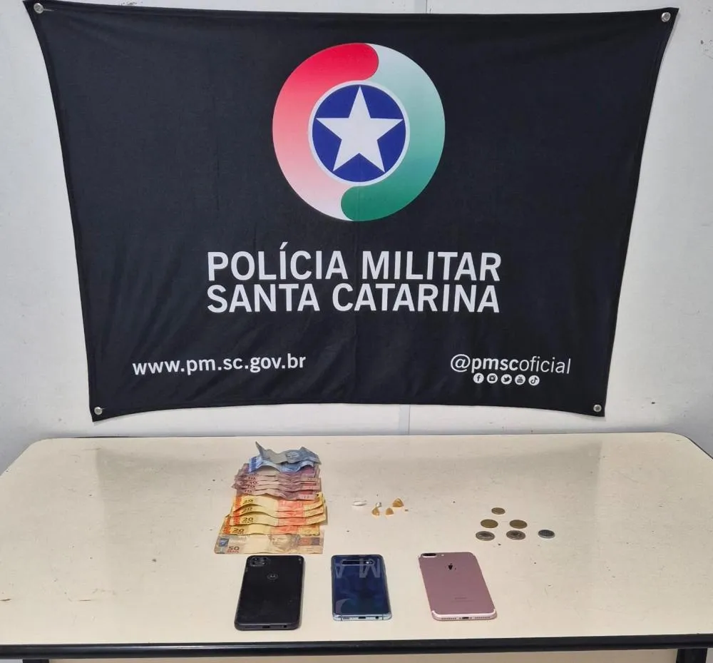 Abordagem policial termina com mulher presa por tráfico e receptação em Blumenau