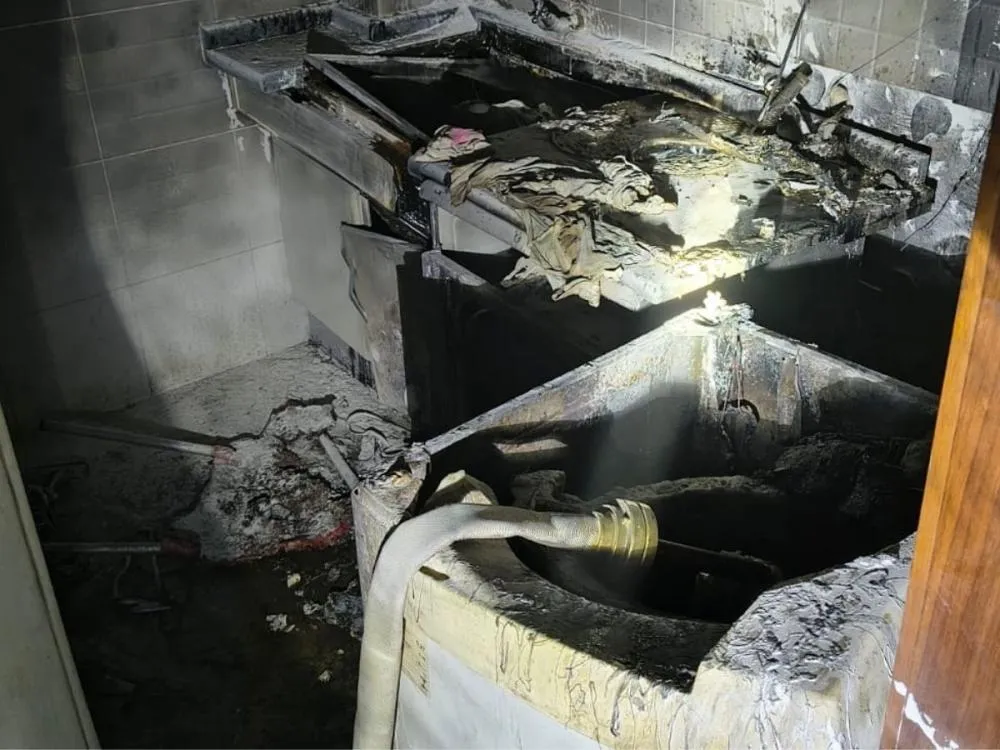 Incêndio em apartamento no Centro de Brusque mobiliza bombeiros e leva ao resgate de idoso e cachorro