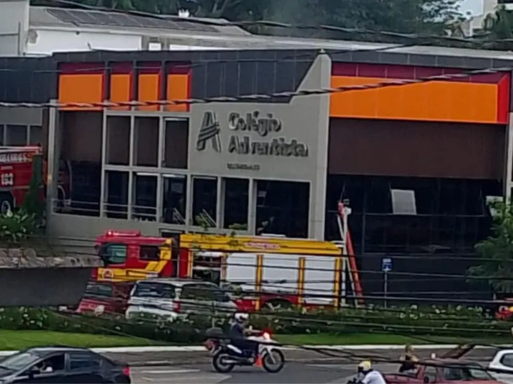 Vídeo: Fumaça após curto-circuito mobiliza bombeiros em colégio de Blumenau