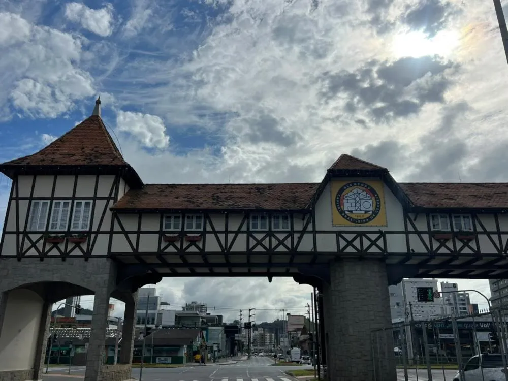 Quarta-feira começa com céu nublado e sol volta a aparecer ao longo do dia em Blumenau