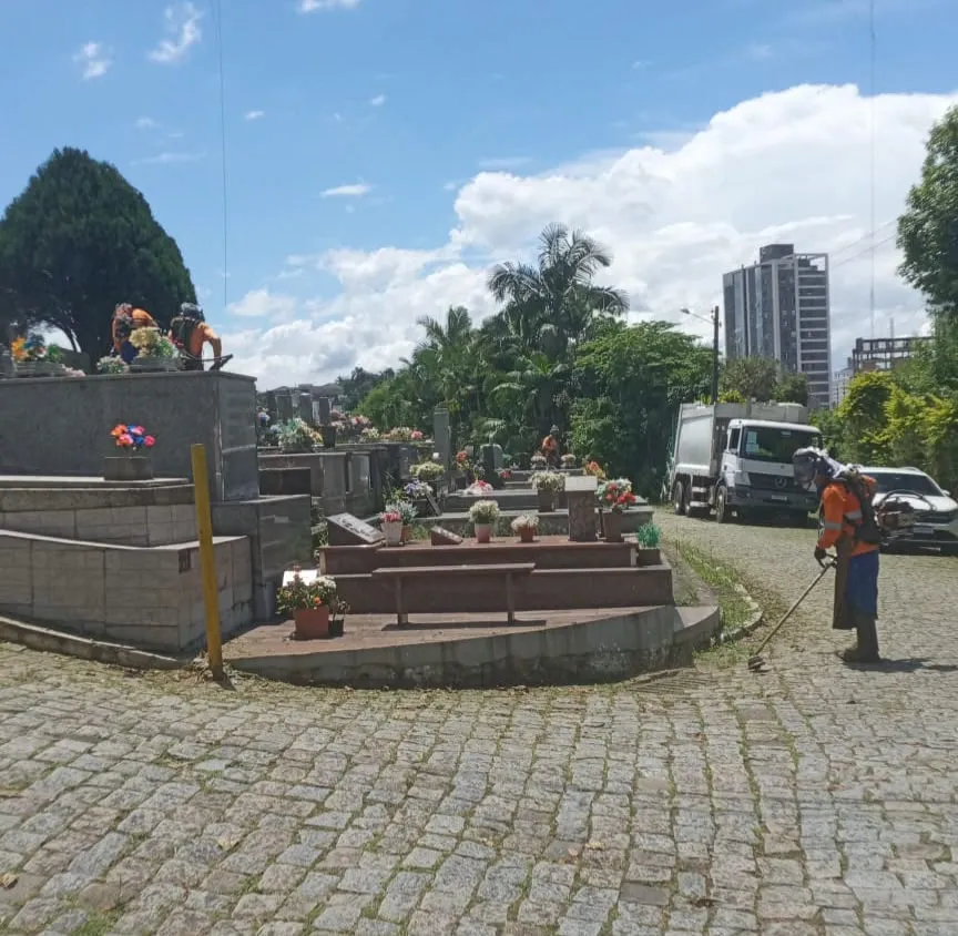 Cemitérios de Blumenau passam por limpeza e manutenção para receber visitantes no Dia de Finados