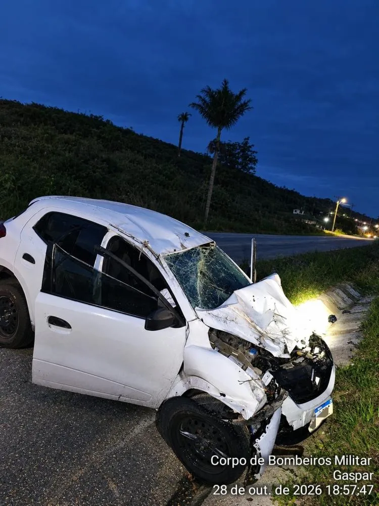 Carro bate na traseira de outro e capota na BR-470, em Gaspar; motorista de 25 anos é levado ao hospital