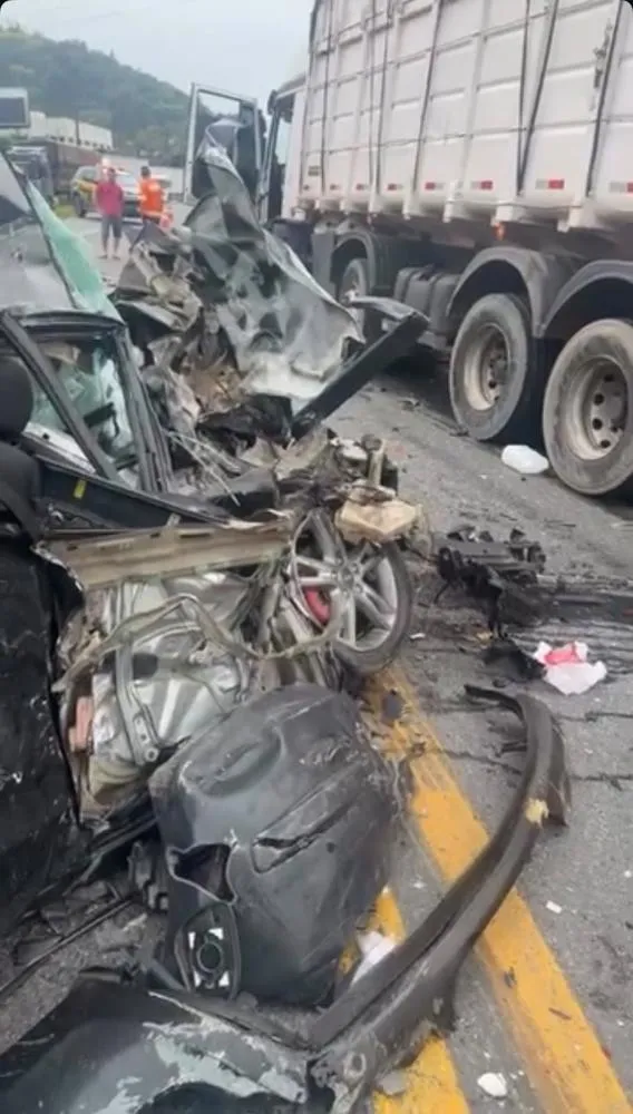 Batida frontal entre carro e caminhão deixa motorista gravemente ferido e bloqueia a BR-470, no Salto do Norte, em Blumenau