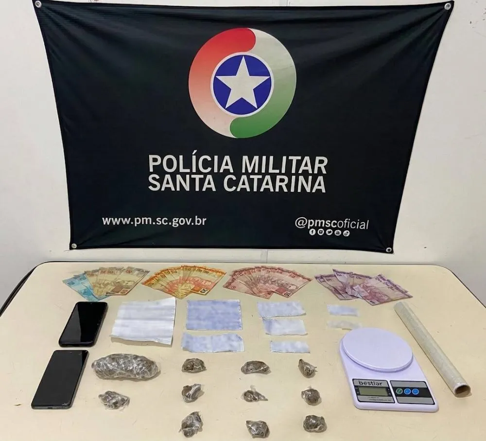 Jovem de 19 anos é preso com 98 gramas de maconha, balança de precisão e anotações no bairro Passo Manso, em Blumenau