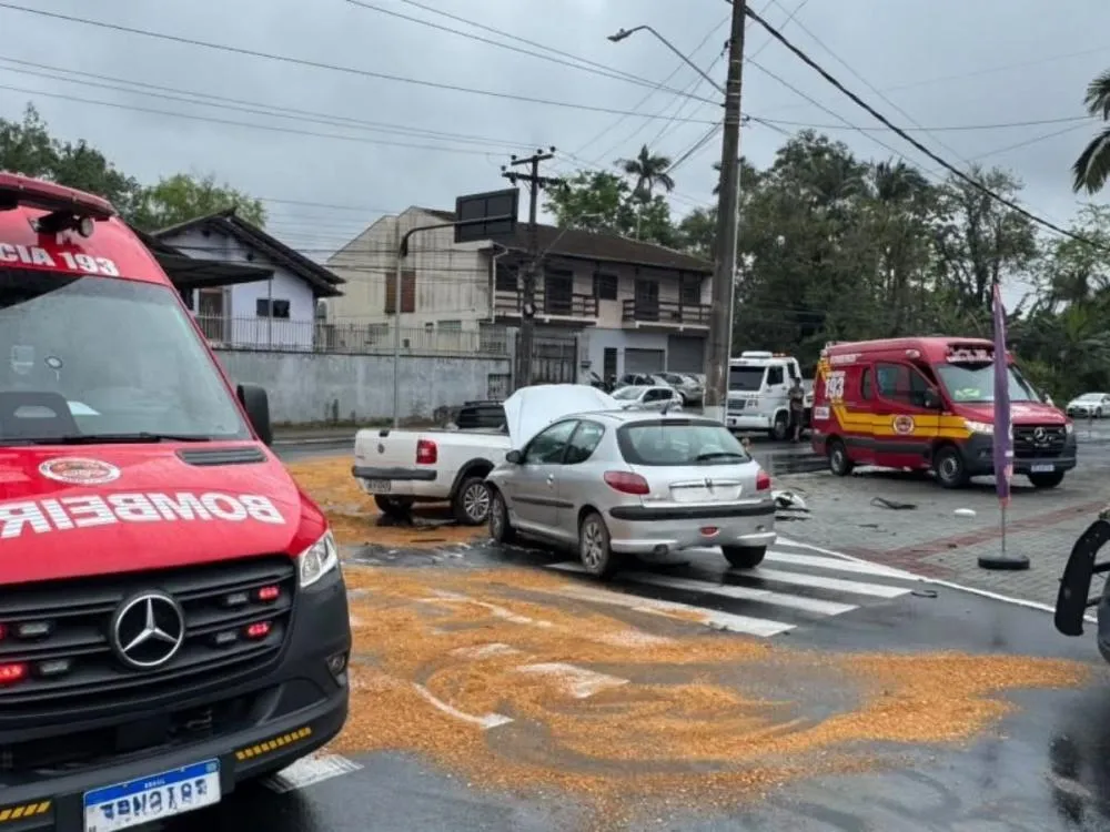 Acidente entre três carros mobiliza bombeiros na Rua Bahia, em Blumenau
