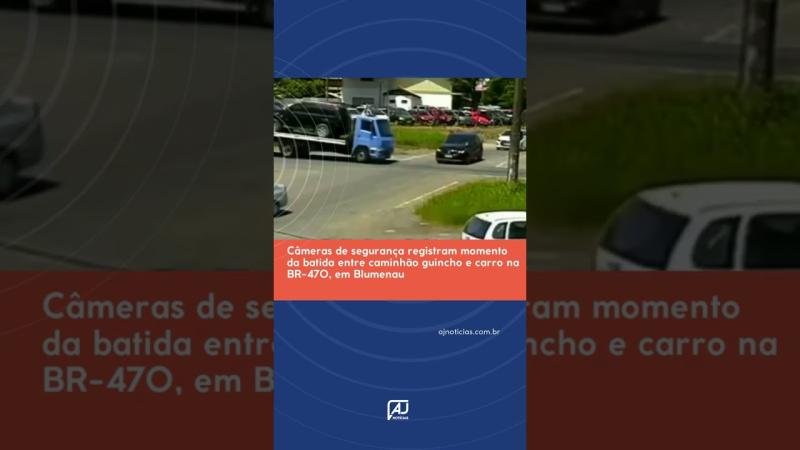 Câmeras de segurança registram momento da batida entre caminhão guincho e carro na BR-470, em Blumenau