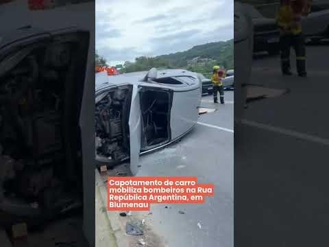 Capotamento de carro mobiliza bombeiros na Rua República Argentina, em Blumenau