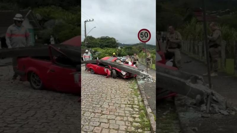 Carro fica destruído após bater contra poste em Pomerode; duas pessoas ficaram feridas