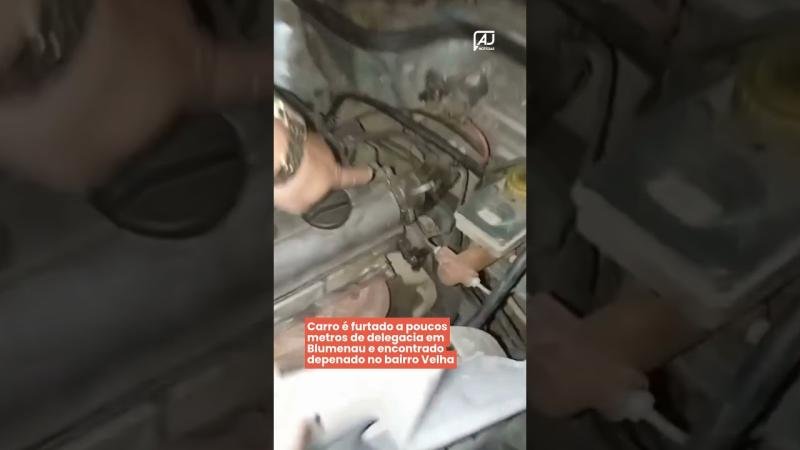 Carro é furtado a poucos metros de delegacia em Blumenau e encontrado depenado no bairro Velha