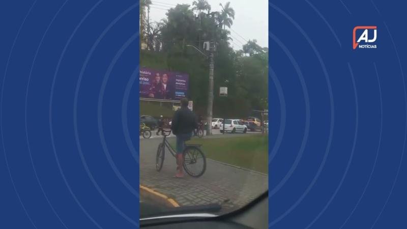 Abordagem termina em briga entre motorista e agentes de trânsito em Gaspar