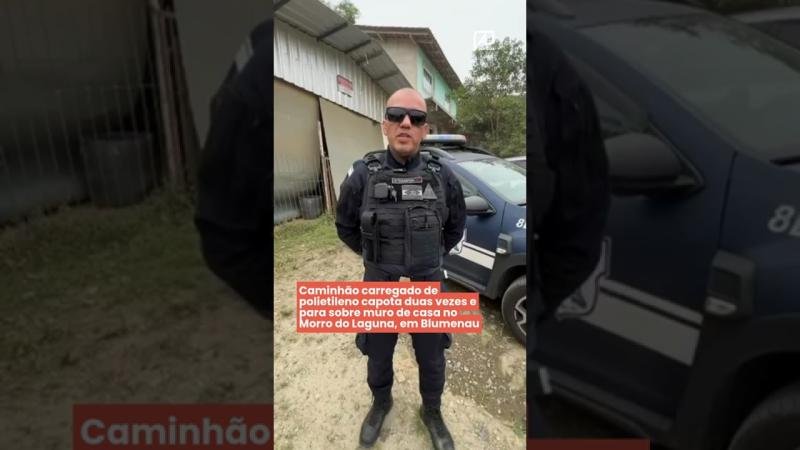 Caminhão carregado de polietileno capota duas vezes e para sobre muro de casa no Morro do Laguna, em Blumenau