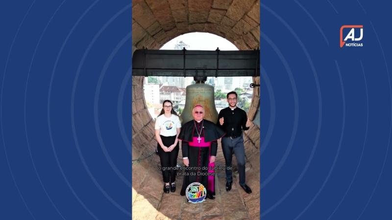 Bispo, padre e voluntária encaram 45 metros de altura na torre da Catedral de Blumenau