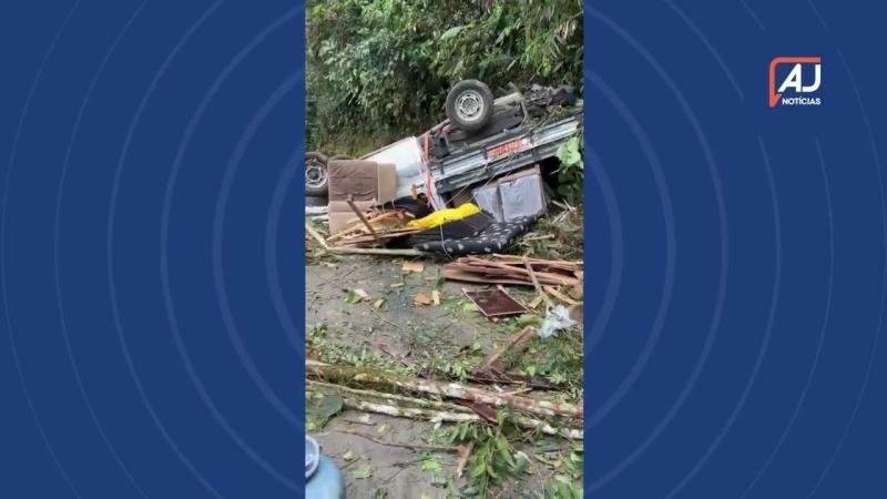 Motorista perde o controle de caminhonete carregada com mudança e fica ferido em Blumenau