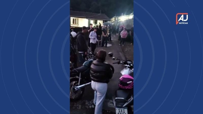 Amigos prestam homenagem a jovem motociclista que morreu em acidente em Blumenau