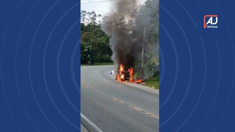 Kombi pega fogo e fica completamente destruída na SC-108, em Blumenau