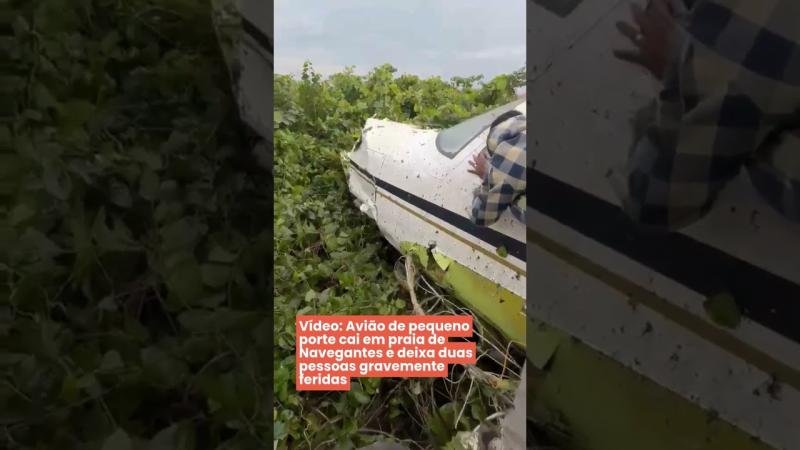 Vídeo: Avião de pequeno porte cai em praia de Navegantes e deixa duas pessoas gravemente feridas