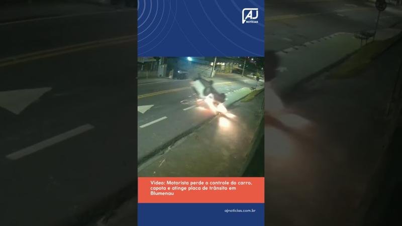 Vídeo: Motorista perde o controle do carro, capota e atinge placa de trânsito em Blumenau