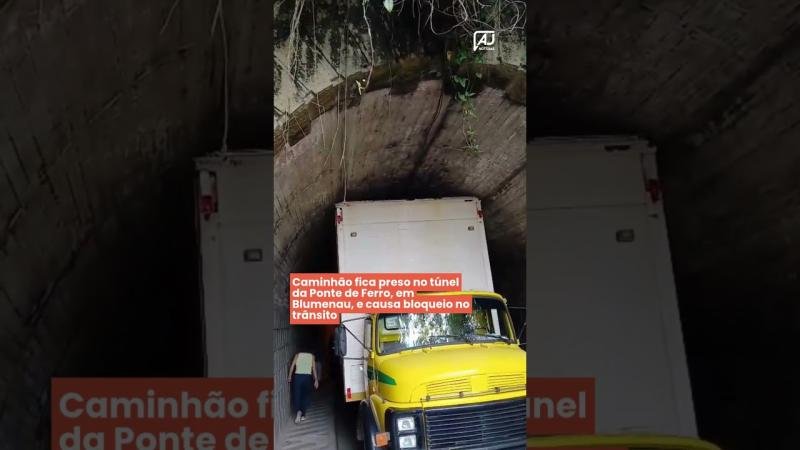 Caminhão fica preso no túnel da Ponte de Ferro, em Blumenau, e causa bloqueio no trânsito