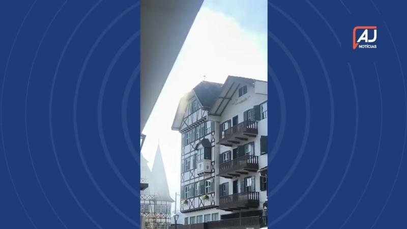 Incêndio atinge cobertura de prédio comercial na Rua XV de Novembro, em Blumenau