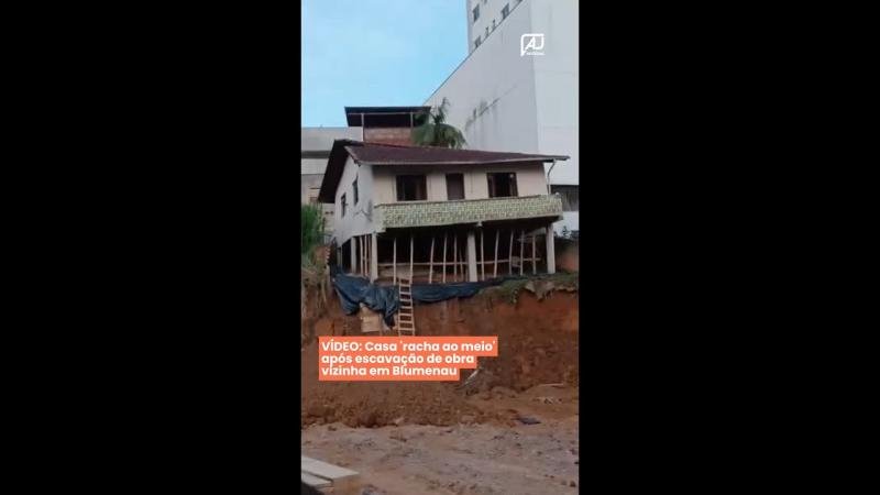 Casa 'racha ao meio' após escavação de obra vizinha em Blumenau