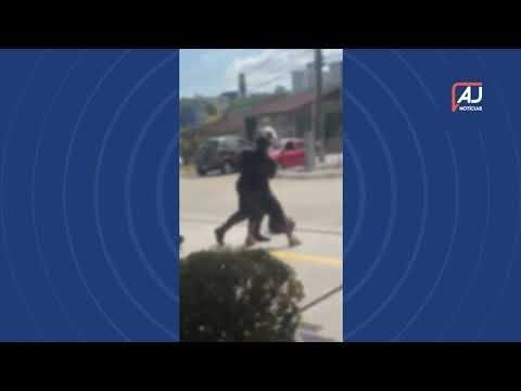 Agente de trânsito e motociclista se envolvem em briga durante abordagem em Blumenau