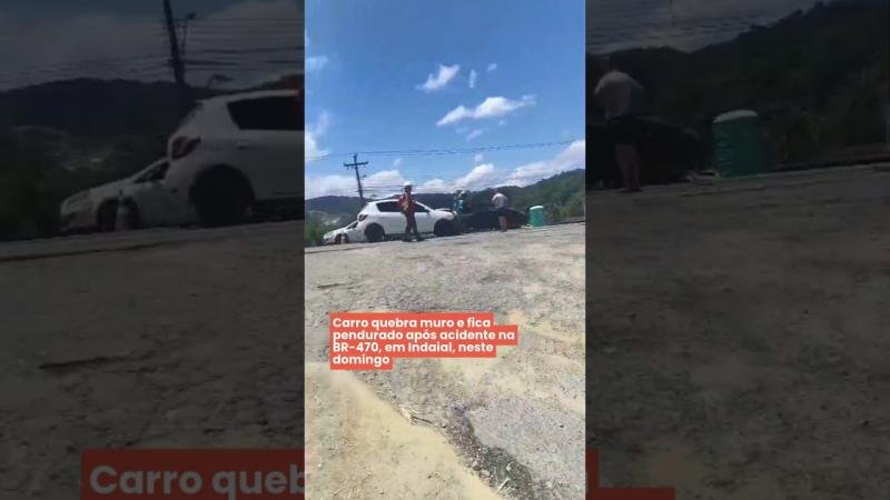 Carro quebra muro e fica pendurado após acidente na BR-470, em Indaial, neste domingo