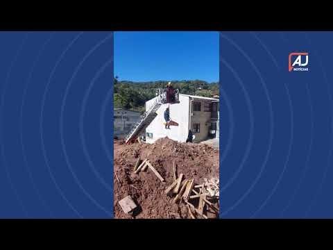 Trabalhador cai em vala de quatro metros e é resgatado pelos Bombeiros em Blumenau