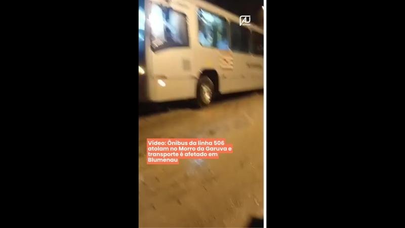 Vídeo: Ônibus da linha 506 atolam no Morro da Garuva e transporte é afetado em Blumenau