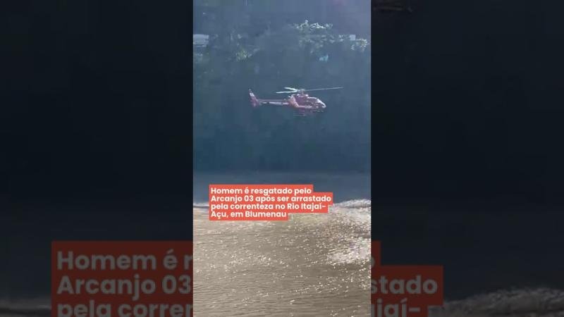 Homem é resgatado pelo Arcanjo 03 após ser arrastado pela correnteza no Rio Itajaí-Açu, em Blumenau