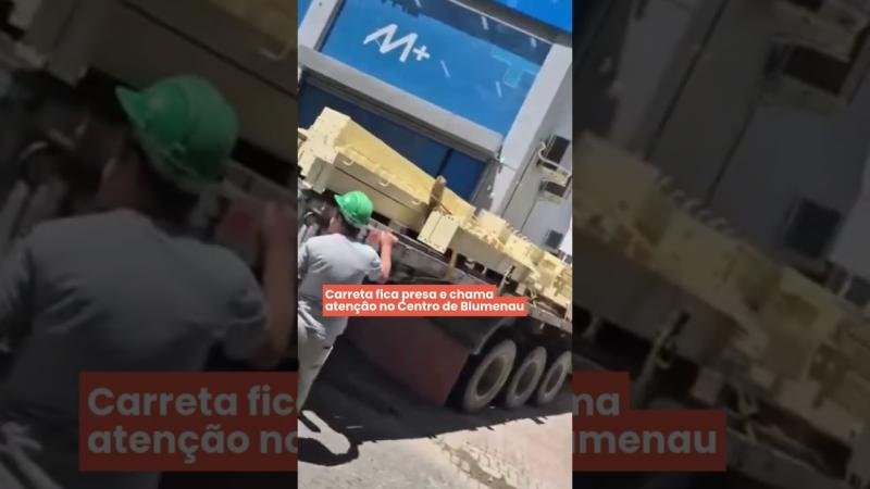 Carreta fica presa e chama atenção no Centro de Blumenau